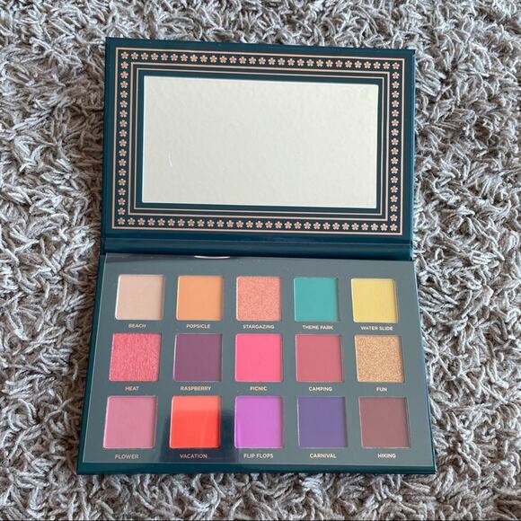 ❗️NEW❗️Ace Beaute Nostalgia Eyeshadow Palette - Picture 1 of 5